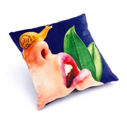 Cushion Snail With Plume Padding